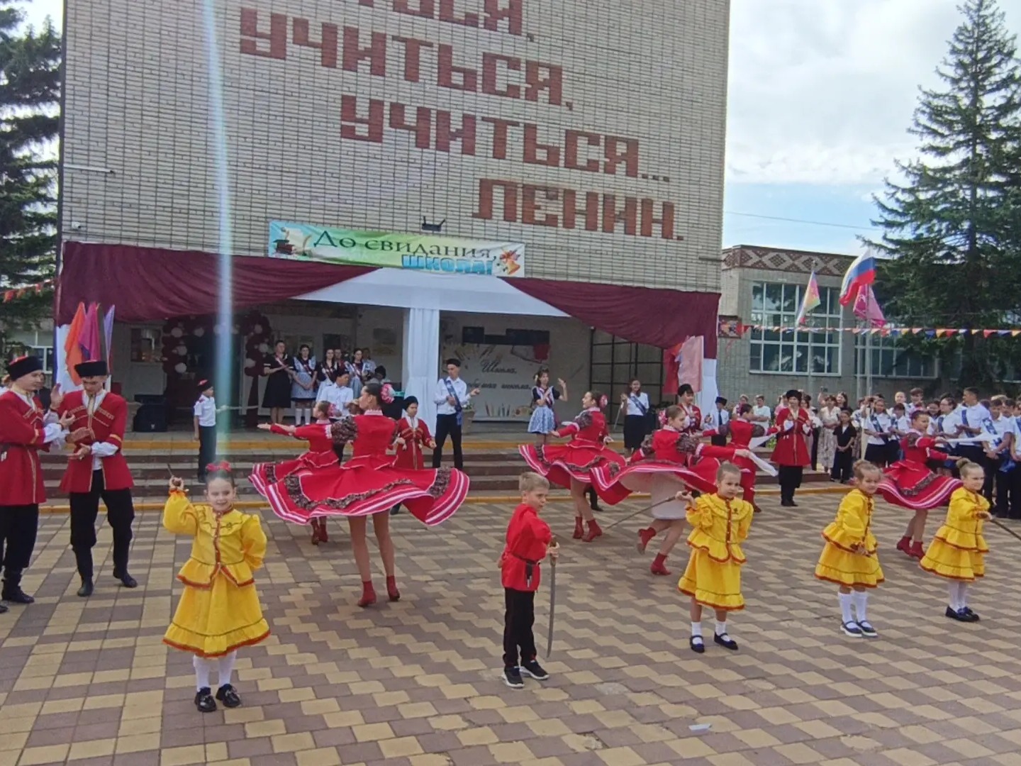 Эх, казачата, ребята удалые.