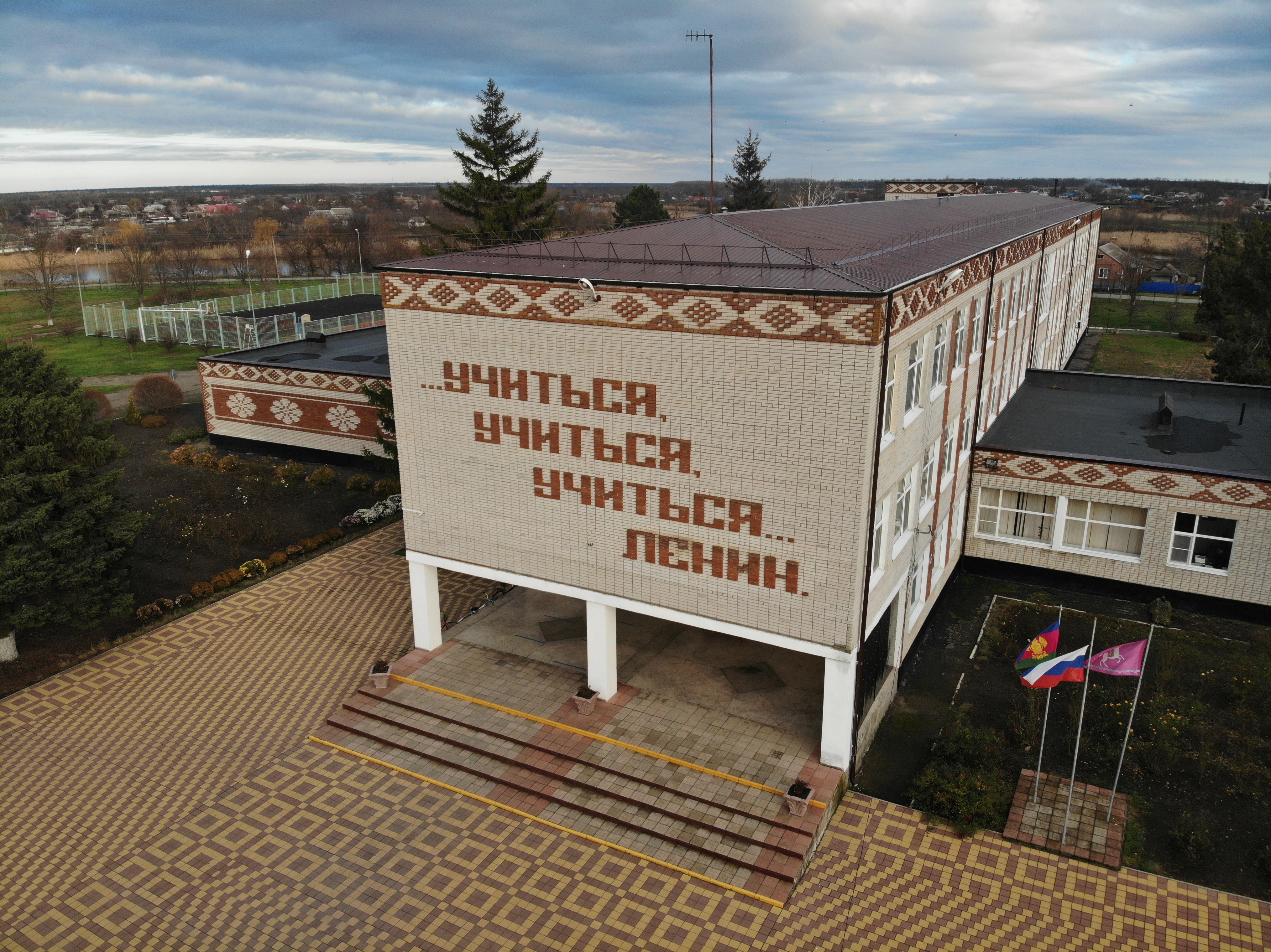 Фотографии школы.